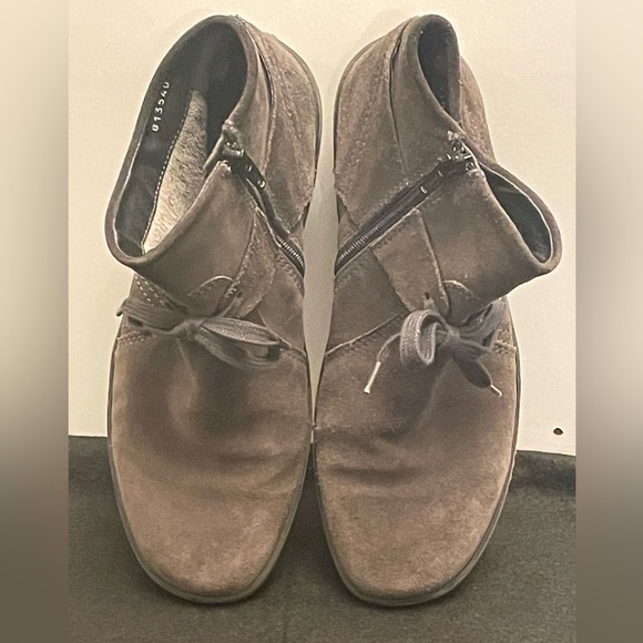 Wolky 8135 Olive Green Suede Ankle Boots, Side Zip, Size EU 40, US - Picture 5 of 11